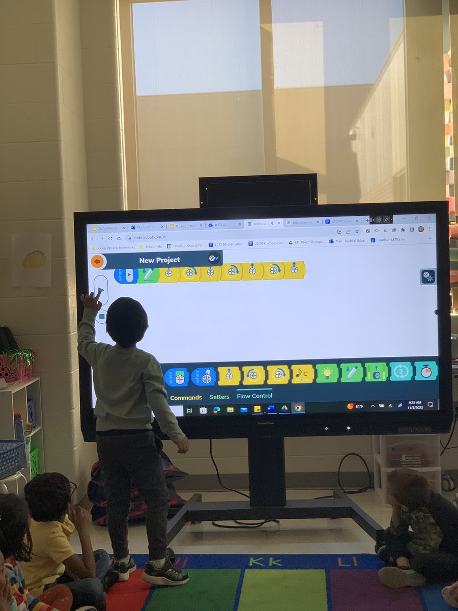 RR_Kindergarten's tweet image. Identifying and drawing shapes by coding with Root the IRobot. #codinginkinder #Teamthompson