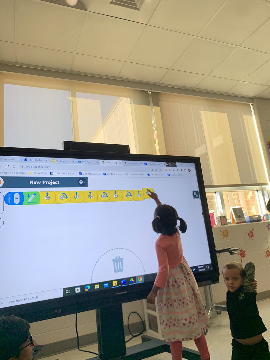 RR_Kindergarten's tweet image. Identifying and drawing shapes by coding with Root the IRobot. #codinginkinder #Teamthompson