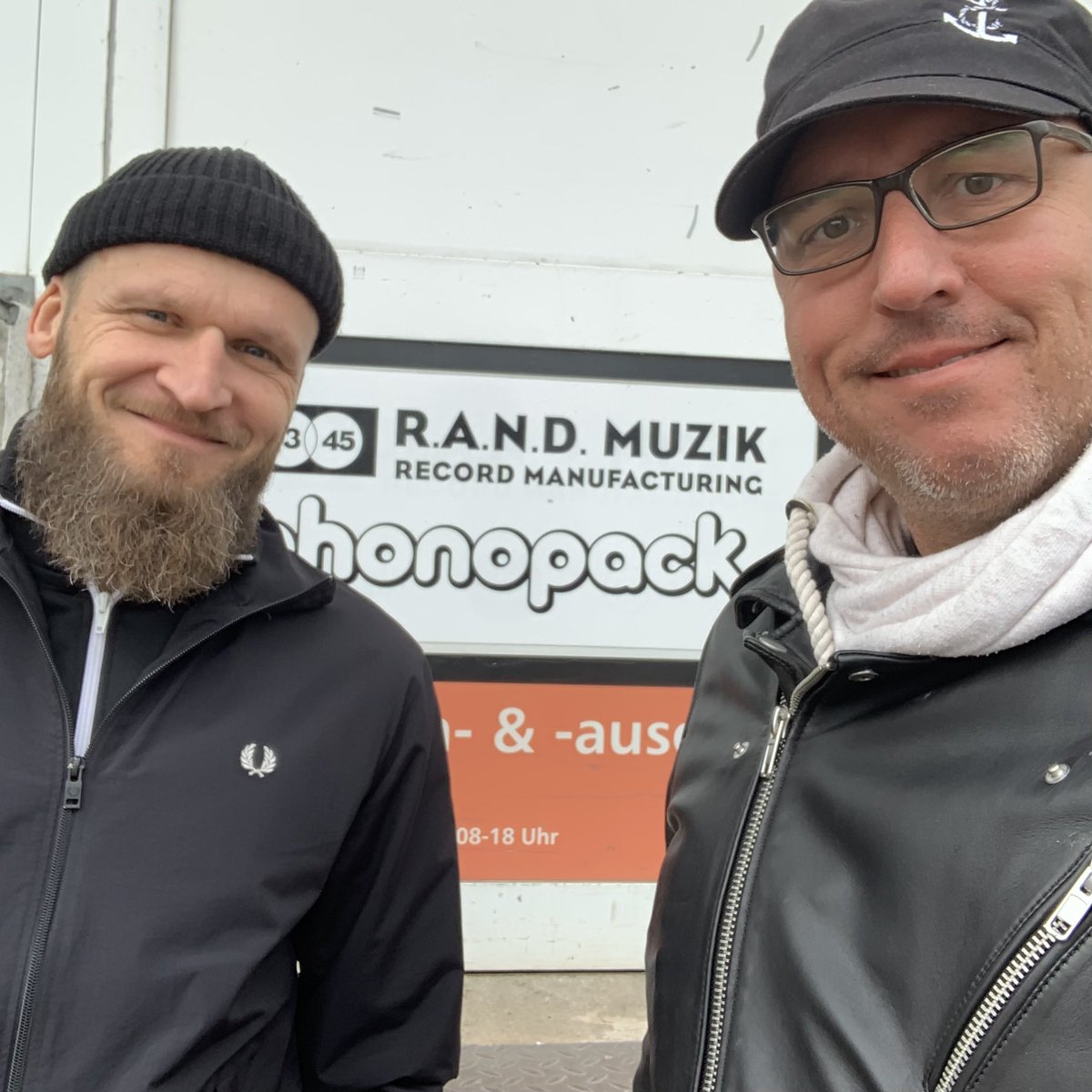 PATENBRIGADE beim Betriebsausflug zum Leipziger Schallplattenpresswerk R.A.N.D.MUZIK 
Die „Sendung mit der Maus“ war auch schon dort. Wir haben uns hinsichtlich unserer ersten Vinylsingle beraten lassen. Mehr dazu dann in den kommenden Wochen… #niemandwiewir #chemieleipzig