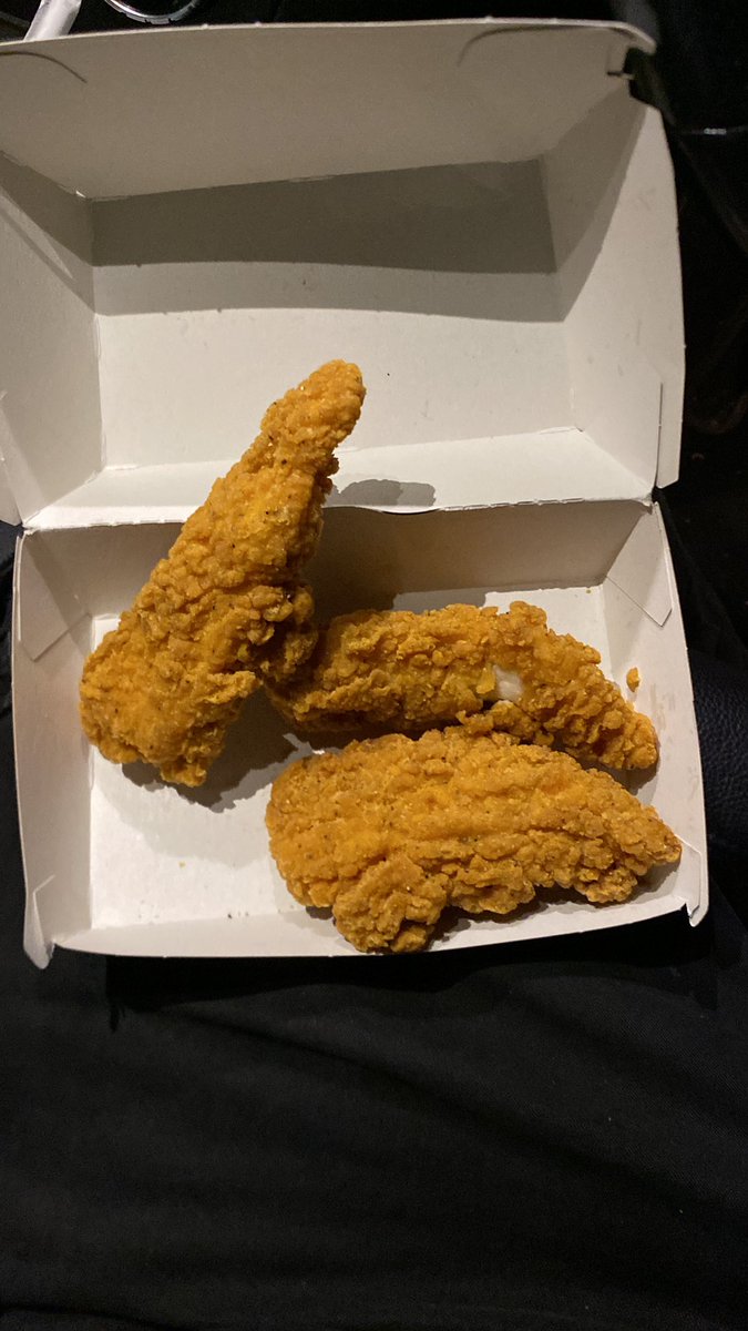 Dopeboy_30's tweet photo. @McDonaldsUK @McDonalds what is going on here! Ordered 5, paid for 5 only find out I’ve been given 3. Make this right! #McDonald #rightyourwrong #McDonalds https://t.co/8GcLg39b5o