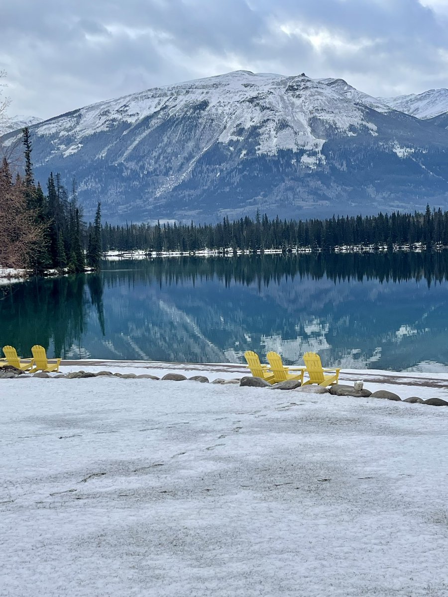 Stizzef's tweet image. A beautiful little dusting of snow for the first day of Christmas in November @fairmontjpl. #jaspercin