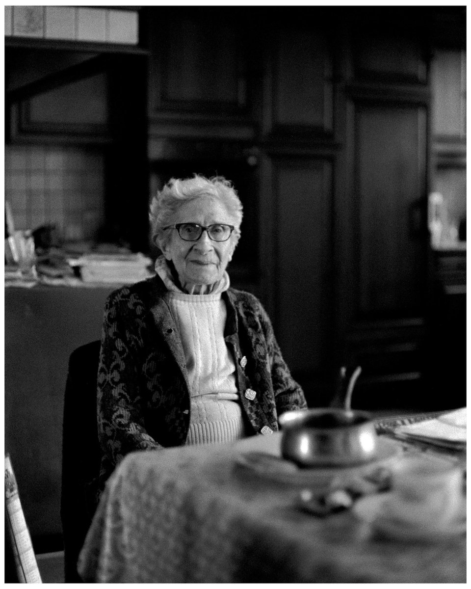 louis_mdt's tweet photo. Simone 🎞️

Il n’est pas rare que pour mon travail je me rende chez des personnes qui souhaitent faire don d’objets en lien avec la photographie. Ce jour-là je me suis rendu chez une dame âgée, à plus d’une heure de de route dans un petit village. https://t.co/sDFzm69cUv