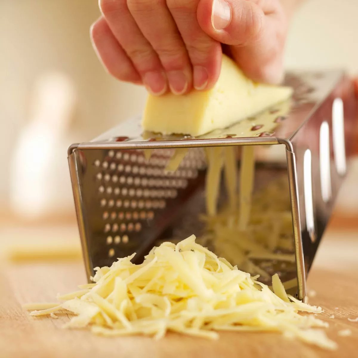 samartbrad's tweet photo. Learn to cook with some #CookingHacks. Love #cheese but not the mess? Freeze it (no more than 30mins) for easy grating! Pop your favorite cheese block in the freezer for a bit, and you'll get beautifully grated cheese without the stickiness. #Learn2Cook @CM320Class https://t.co/qF5McYQZJP