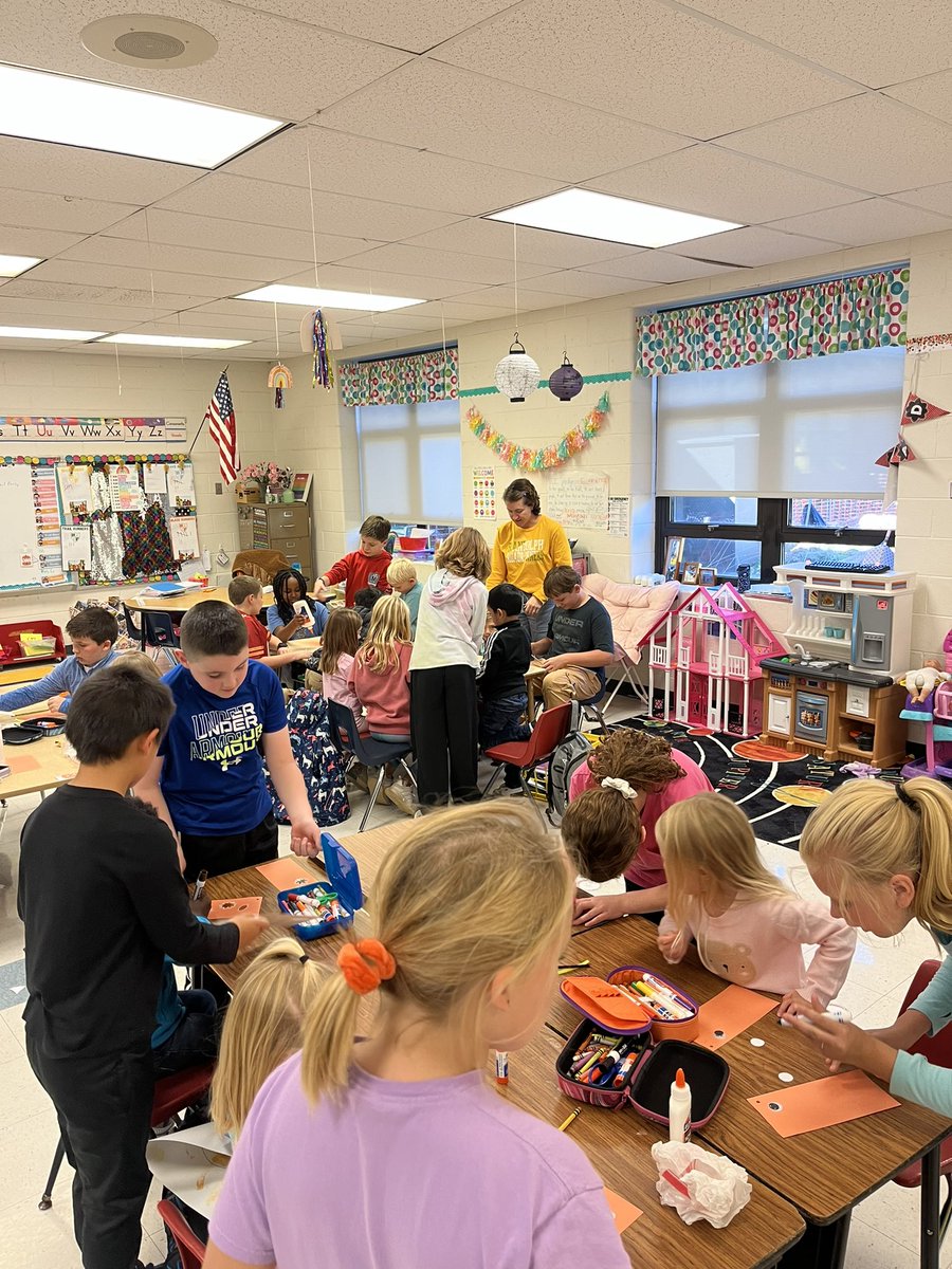 Ferguson_RES's tweet photo. A busy afternoon with our KG #bookbuddies! Read alouds and bookmark making! 👀 Love the time spent with these little people! 💚💛#4thgraderocks @weRrandolph #collabfun https://t.co/bj9IAXV6rh