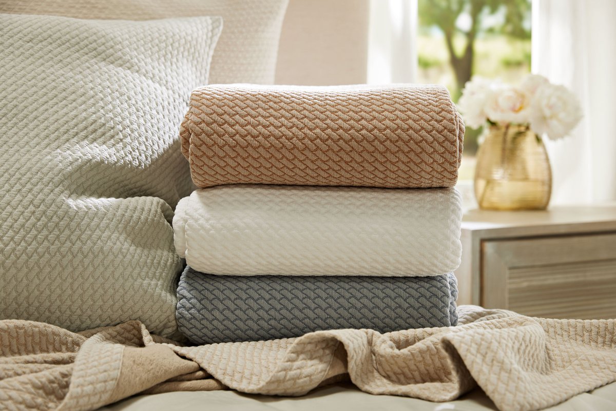 DefiningEleganc's tweet image. Transform Your Bedroom Décor with the Timeless Beauty of a Yarn Dyed Jacquard Cotton Cover.  Add a touch of elegance and sophistication to your bedroom with this stunning yarn dyed jacquard cotton cover. #DefiningEleganceDotCom #SDHBedding #LuxuryBedding
definingelegance.com/sdh-savona-bed…