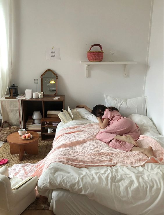 pilatesgirly's tweet image. i'm just a girl 🎀📖🍋