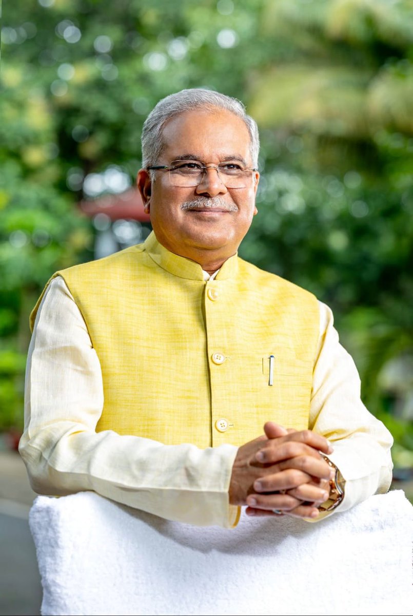 छत्तीसगढ़ में हम प्रदेशवासियों के लिए केवल एक नेता नहीं बल्कि एक एमोशन है भूपेश बघेल, हमारे कका ❤️

पूरा प्रदेश कका के साथ खड़ा है, केंद्र सरकार की एजेंसियाँ लाख झूठे आरोप लगा ले, ED चोटी का दम लगा ले, लेकिन कुछ काम नहीं आएगा। 

#भूपेश_है_तो_भरोसा_है ✋🏻
#फिर_आ_रही_है_कांग्रेस ✋🏻
