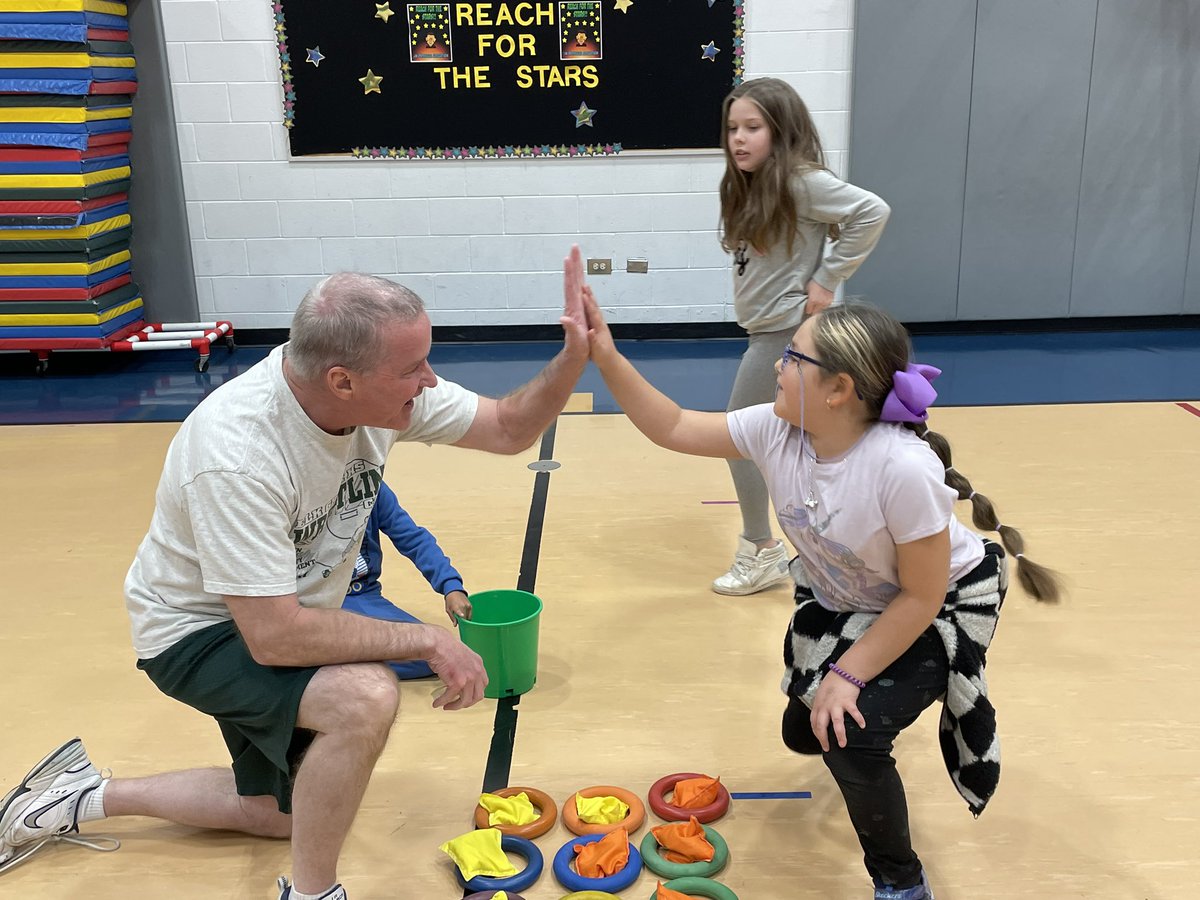 BoPhillips10's tweet photo. Todays Project C.L.A.W.S. Guest was @EGTownship Mayor Johnson. He was so great today with the students explaining how he helps lead our community. And then he helped the Ss stay active and improve their skills. Thank you Mr Mayor. #D59PE #ProjectClaws @D59SaltCreek @CCSD59 https://t.co/obvYLrsXep