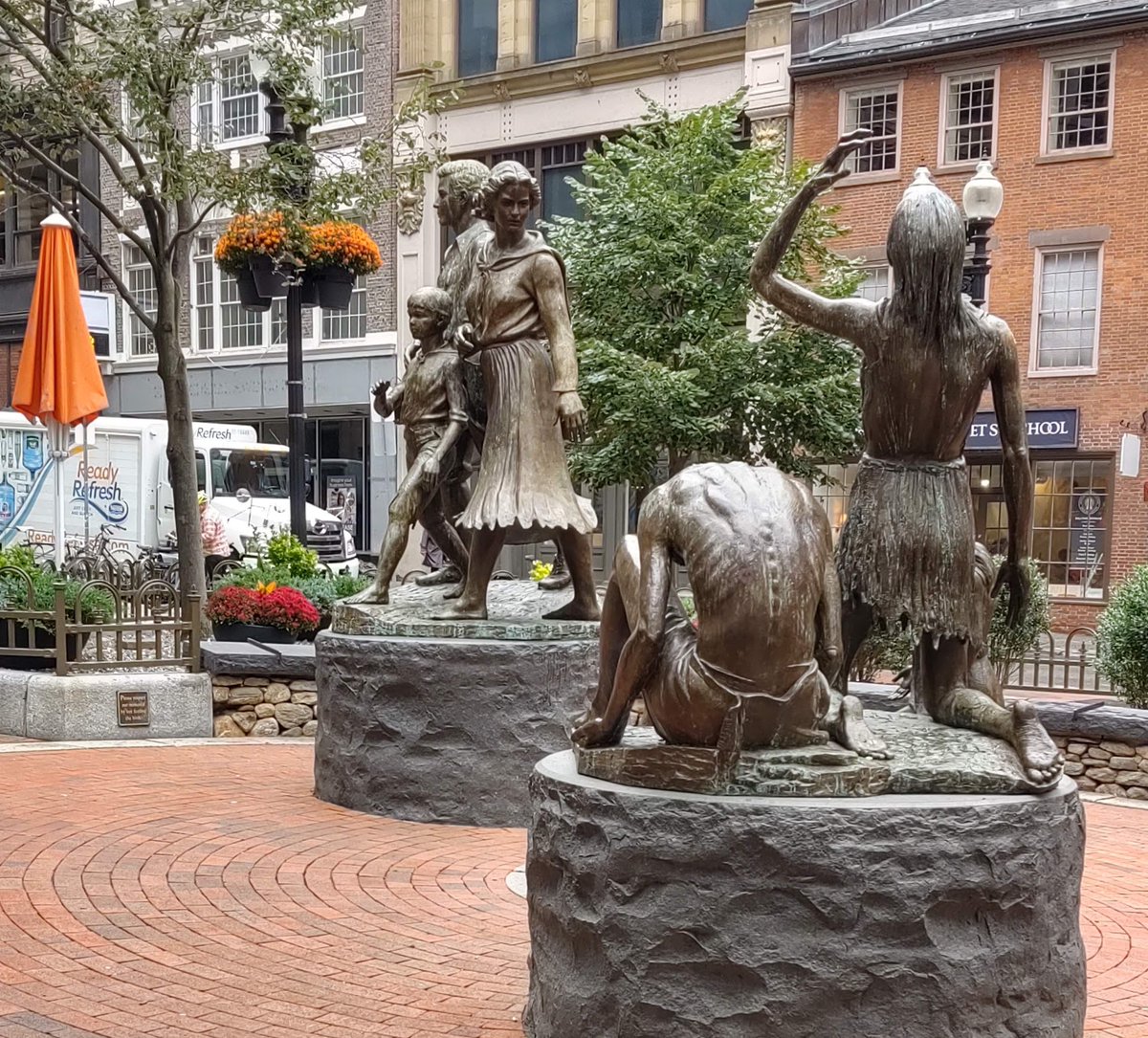 TheBostonIrish's tweet photo. Nice #autumn weather for a self-guided walk along #Boston's #irishheritagetrail, a 3-mile journey through 300+ years of history. Pick up a free map in
#TravelandCulture magazine, available at #BostonCommon Visitors Center. #visitboston #irishboston @MeetBostonUSA https://t.co/crUMFtRYCE