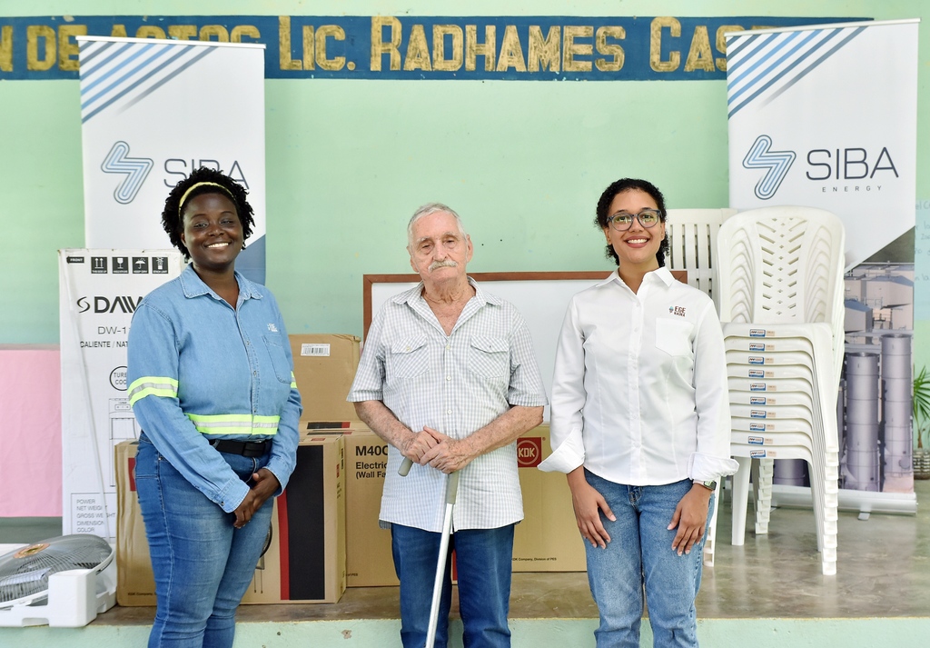 EGEHAINA's tweet photo. El pasado 31 de octubre, representantes de la mesa de diálogo y líderes comunitarios del municipio de Boca Chica, asistieron a la entrega de mobiliarios al Club Montero Gómez y de las baterías para el destacamento de la policía. https://t.co/FbeERQYXBH