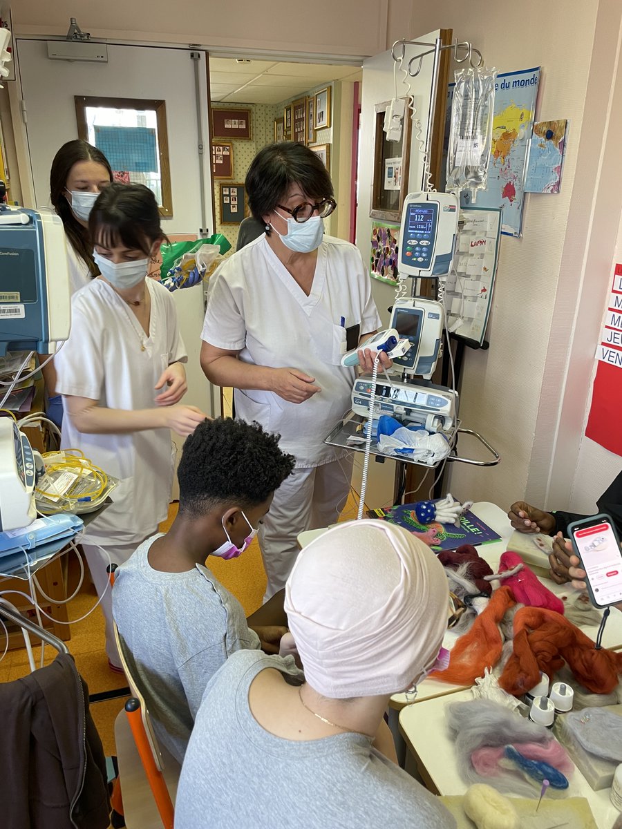 Les soignants rêvent un instant en découvrant ce qui se créé dans l’atelier. 🌟🐠
Merci à l’ensemble des équipes de l’ <a href="/institut_curie/">Institut Curie</a>  et de l’ <a href="/hopital_necker/">Hôpital Necker AP-HP</a>  qui soutiennent la créativité à l’hôpital et qui encouragent les petits artistes à créer en atelier toute l’année