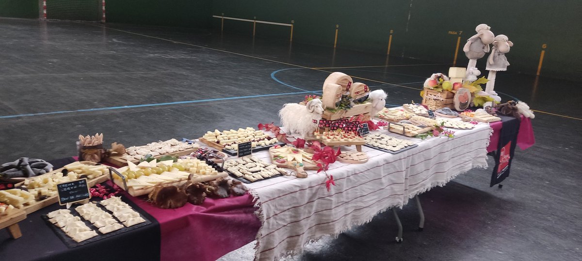 QuesosLarra's tweet photo. 👏Hoy magnífica fiesta del @quesoroncal en Isaba, dónde se ha homenajeado al relevo generacional en las queserías del valle, Larra, Largentia y Marengo con sus nuevos queseros.
👍Así mismo se han nombrado dos nuevos embajadores, y el cocinero David Yarnoz y Mai Garde. ⬇️ https://t.co/CwDrHgVbvH