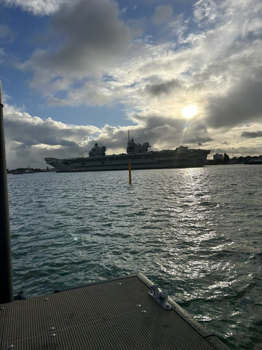 BoatHouse_4's tweet photo. We get some of the best views of Royal Navy ships leaving the Dockyard 📸
HMS Kent left this morning followed by HMS Queen Elizabeth. The sight never gets old!
#royalnavyships #royalnavy #aircraftcarrier #frigate #navy #dockyard #portsmouth #maratime #HMSKent #HMSQueenElizabeth https://t.co/S7lW5OMaNI