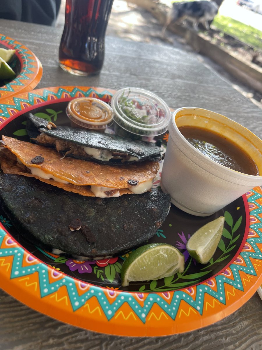 jdpena5's tweet photo. #tacotalk
#birria #tacos🌮 #corn #maíz #sauce #consome #limón #salsa #cilantro #onion https://t.co/WufwrG6UXU