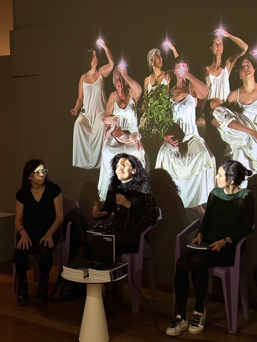 CCCC Centre del Carme Cultura Contemporània (@centredelcarme) on Twitter photo 📓 Presentamos el catálogo de nuestra exposición ‘Lo resplandeciente’ de #CarmenFSigler, con Susana Blas (comisaria) y <a href="/marta_negre/">Marta Negre</a> (diseñadora).
🌱 Además, atravesamos el muro creado por la artista, participando en una acción colectiva por el compromiso medioambiental. 📓 Presentamos el catálogo de nuestra exposición ‘Lo resplandeciente’ de #CarmenFSigler, con Susana Blas (comisaria) y <a href="/marta_negre/">Marta Negre</a> (diseñadora).
🌱 Además, atravesamos el muro creado por la artista, participando en una acción colectiva por el compromiso medioambiental.