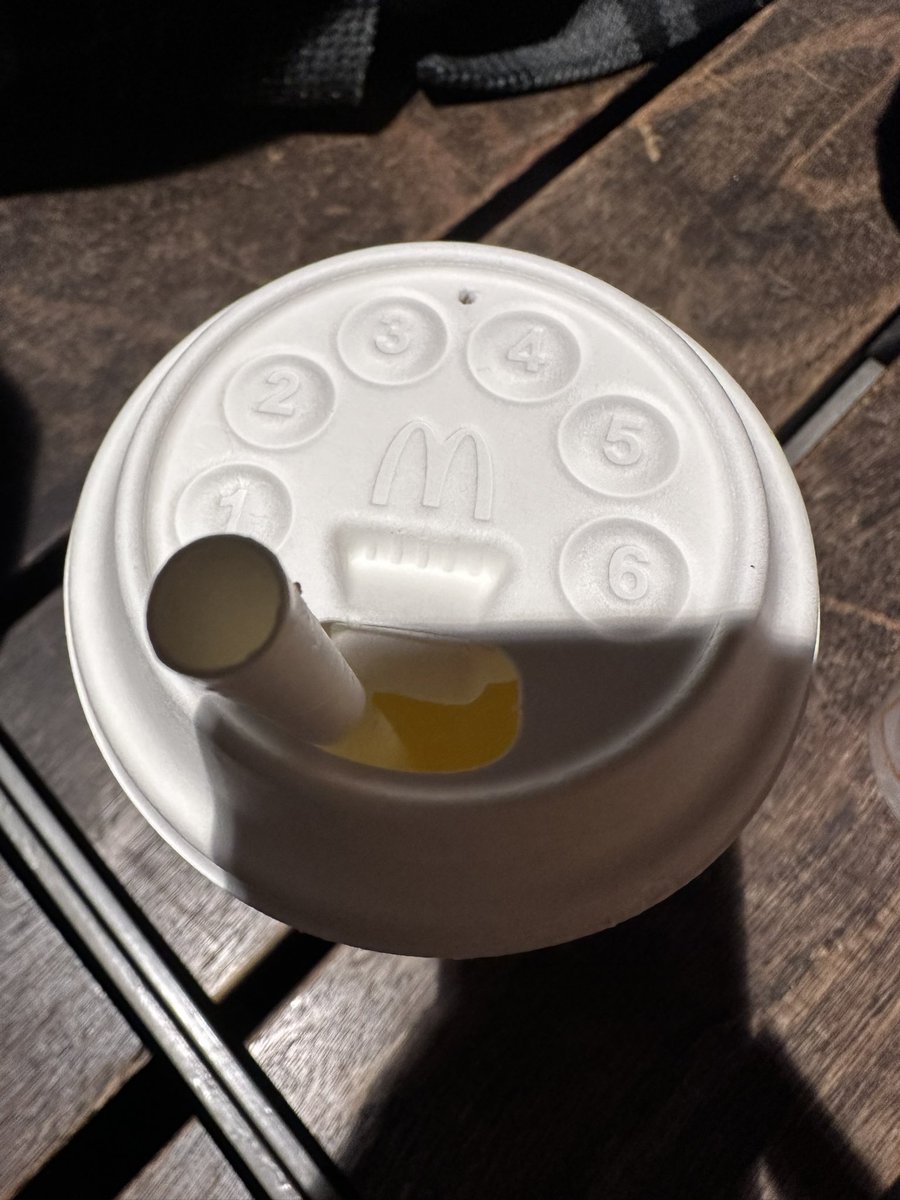 We - collega en ik - komen er niet uit: waar zijn deze cijfers voor op een McDonalds beker? #durftevragen <a href="/McDonaldsNL/">McDonald's NL</a>