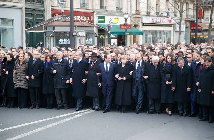 FeyzaOznur's tweet photo. Dünyanın en iki yüzlü fotoğrafı; 

Hz. Muhammet ile dalga geçen Charlie Hebdo dergisi saldırıya uğramış, 17 kişi öldürülmüştü.

50 ülkenin devlet ve hükümet başkanı, bu “terör saldırısını protesto!” etme amacıyla yürüyüş düzenlenmişti.

Şimdi bu ülkenin liderleri, Gazze soykırımına çıt çıkartmıyor hatta destekliyor! 

Sayısı onbinleri geçen Gazzeliler, 1 tane Fransız etmiyor çünkü. 

#Gaza #GazaGenocide