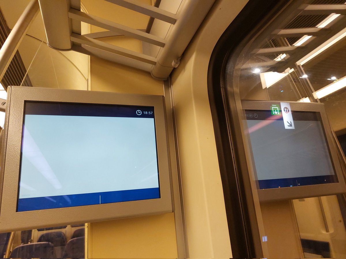 PrivaSense's tweet photo. @NS_online Nu dat het weer vroeger donker wordt en naar buiten kijken lastig is, zou het fijn zijn als de schermen in de trein aangeven waar de trein is. In deze sprinter doen de borden het helemaal niet. En in de IC gisteren stonden de borden de hele reis op 'Delft'.

#NSfail https://t.co/NqjOzzFfY8