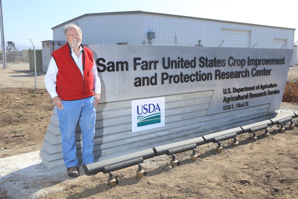 USDA_ARS's tweet image. ARS celebrated newly constructed Sam Farr United States Crop Improvement and Protection Research Center in Salinas, CA. The center features state-of-the-art labs &amp;amp; greenhouses &amp;amp; the capacity for additional scientists to work on fruit and vegetable research bit.ly/3sk149a