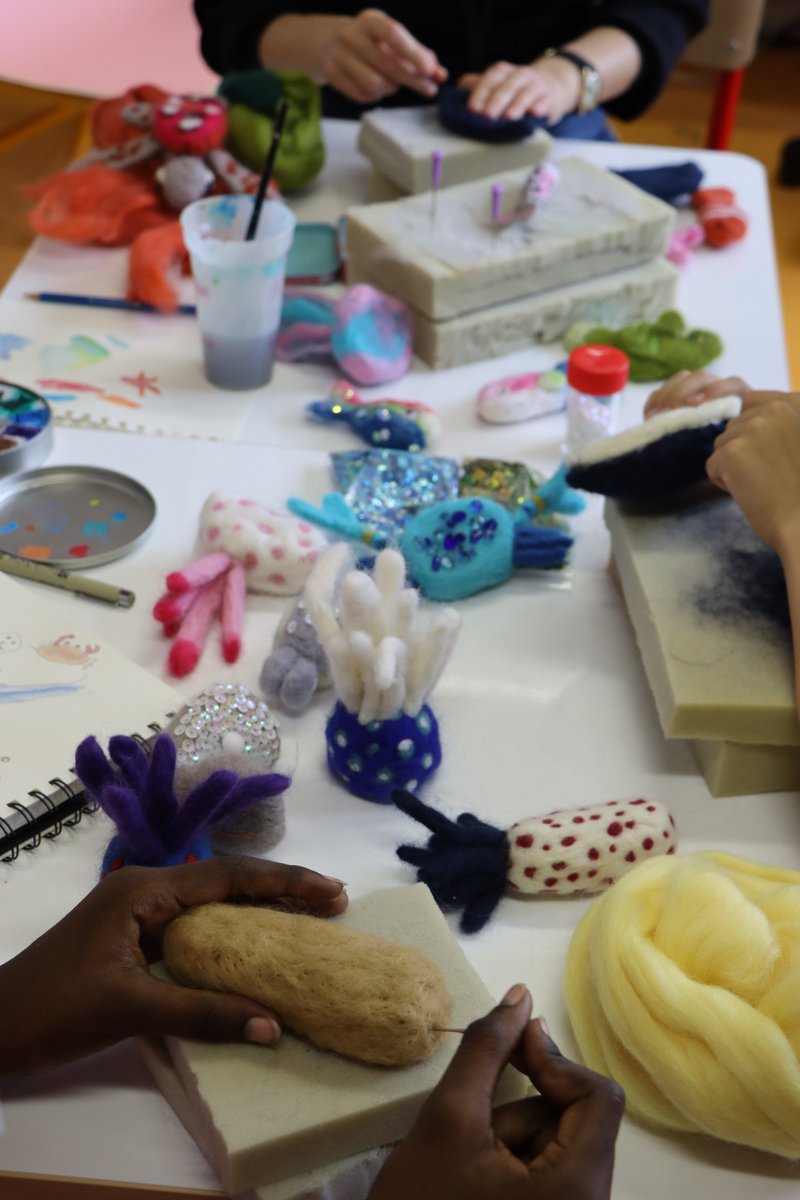 C’est beau de voir que les créatures sous-marines se co construisent entre artistes.L’un fait une nageoire pendant qu’un autre consolide la base du corps. Et puis on se passe le relai quand il est temps de faire une pause ou alors on poursuit sur une aquarelle tout en douceur.