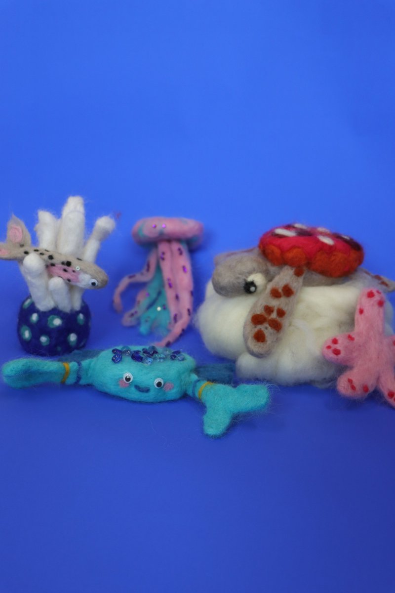 C’est un océan de création qui rejoint la valisette NOC ! Vivement la prochaine exposition !

Un grand bravo aux artistes de l’ <a href="/institut_curie/">Institut Curie</a> , à leur professeure Lou et à Camillon en formation pour leur grande créativité tout au long de la semaine de workshop “Sweet Reef”