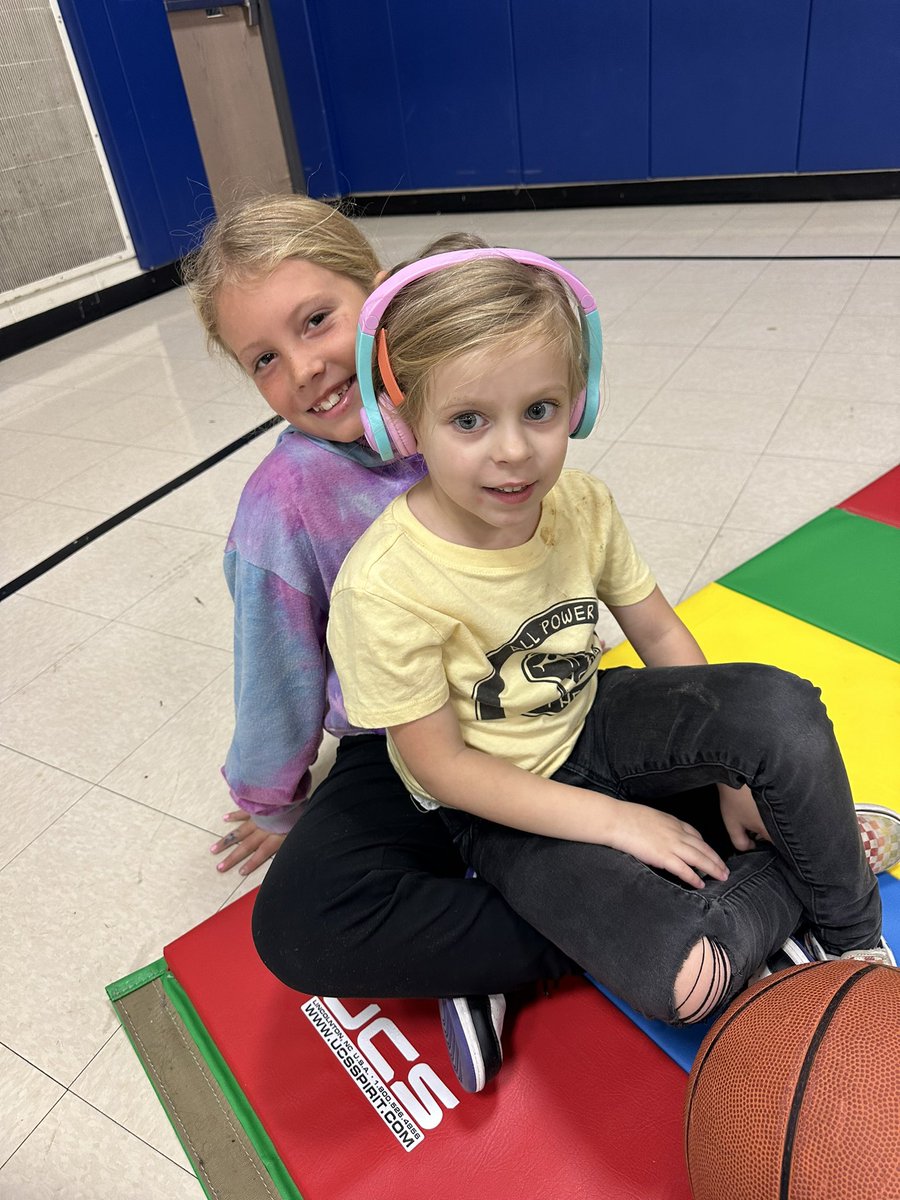 Lauren Sachs tweet media