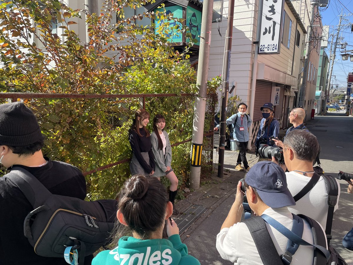 kazmiyamoto's tweet photo. ＃こもろでポートレイト 秋の撮影会は大盛況。初心者からベテランまで、なんと全国から参加してくれた。講評会と懇親会が最高に楽しい！
僕は、これから参加者個々のデジタル写真集編集が待っているけど、これも大変だけど実に楽しみ！同じシーンで撮影しながら同じ写真はない、だから撮影は面白い！写真は最高の表現手段だ！
モデル ＃都志見久美子 #脇田穂乃香 
講師 #魚住誠一
#こもろ観光局 と #こも写部
次回は2月10〜11日を予定しているけど、全国から前乗りしてくれる参加者が多かったので、小諸市の温泉旅館一泊企画を検討中です。開始を午後にして一泊しながら冬のこもろでポートレイトを堪能したい。講評会と懇親会が大事なので時間をかけたいし。
近日中に発表します。