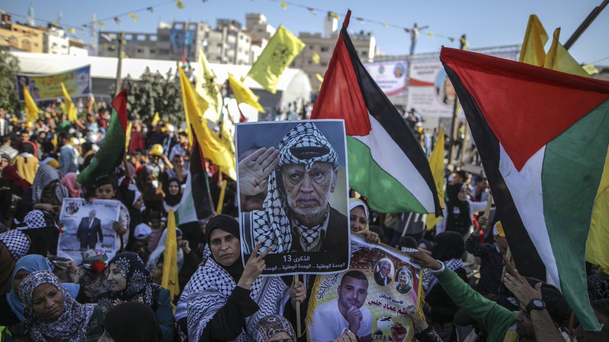 neohistoria_id's tweet photo. Organisasi Pembebasan Palestina (PLO/Munazzamat at-Tahrir al-Filastiniyyah) adalah organisasi politik yang mengklaim mewakili orang-orang Arab dan keturunannya yang hidup di tanah Palestina sebelum pembentukan negara Israel tahun 1948.

{sebuah utas} https://t.co/3knMYWaHhg