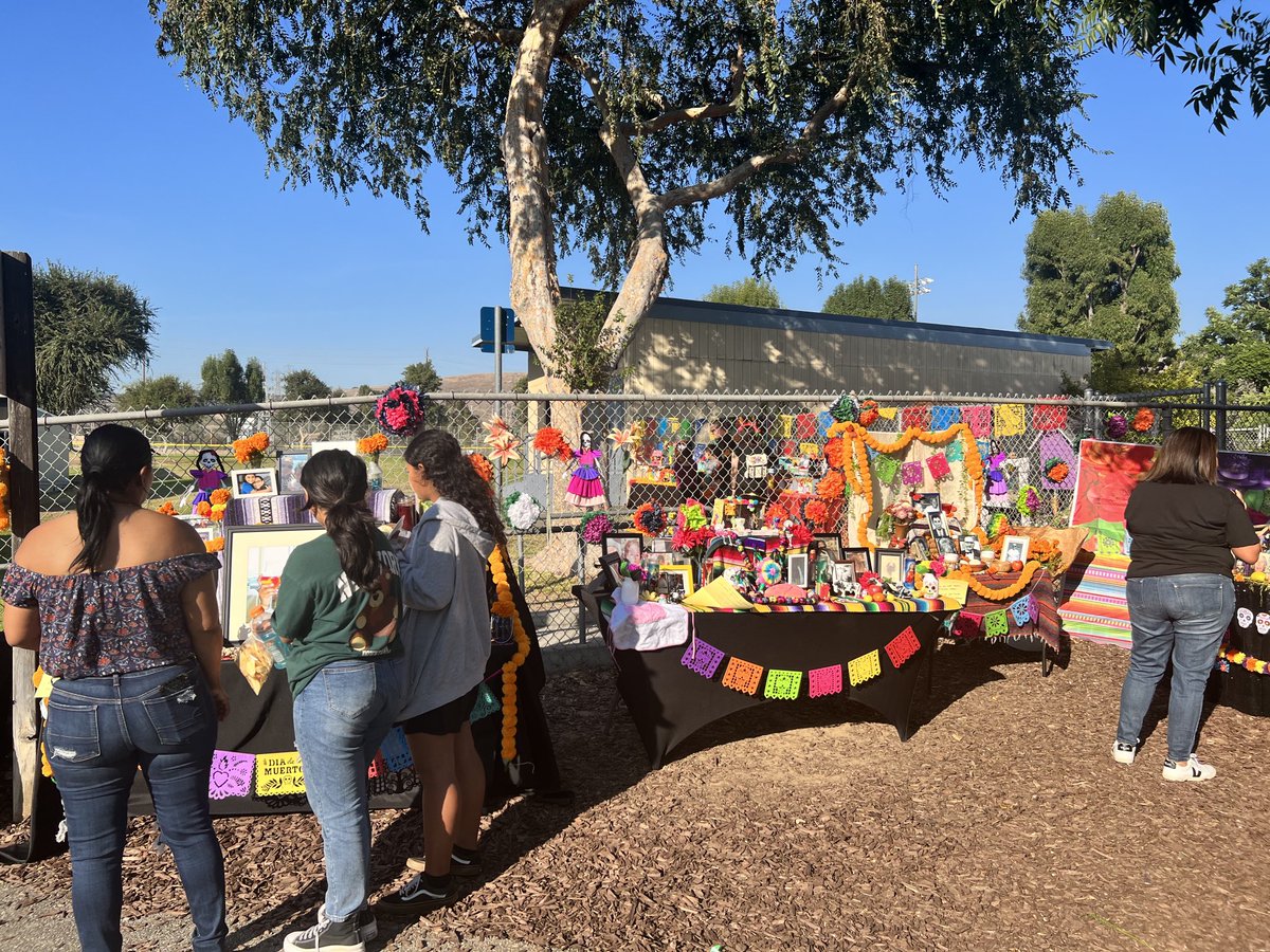 laderapalma's tweet photo. El festival del Día de los muertos!!! Estamos aquí de 3 a 6 pm 💕comida, música y cultura!! Our Festival for Dia de los Muertos from 3 to 6 pm! Join us for the food, music and cultura! #lhcsd @LHSchools @mrsdrpoole @DrCarlosLHCSD #DIAcademy https://t.co/Otft4sxWnS