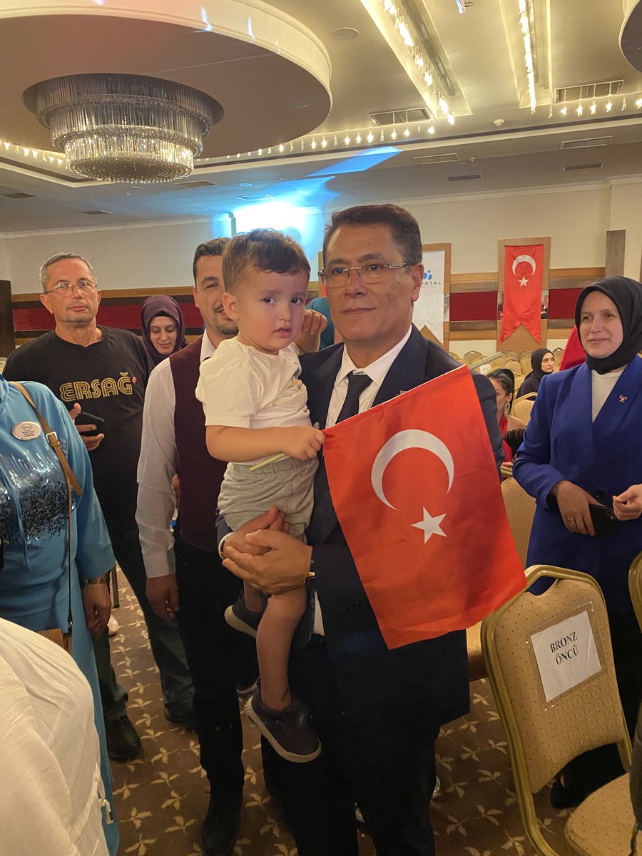 Biz onlar için çalışıyoruz ve onlar daha çocukken bayrak,vatan sevdalıları olarak yetişiyor. Çünkü onlar küçük Erağcılar