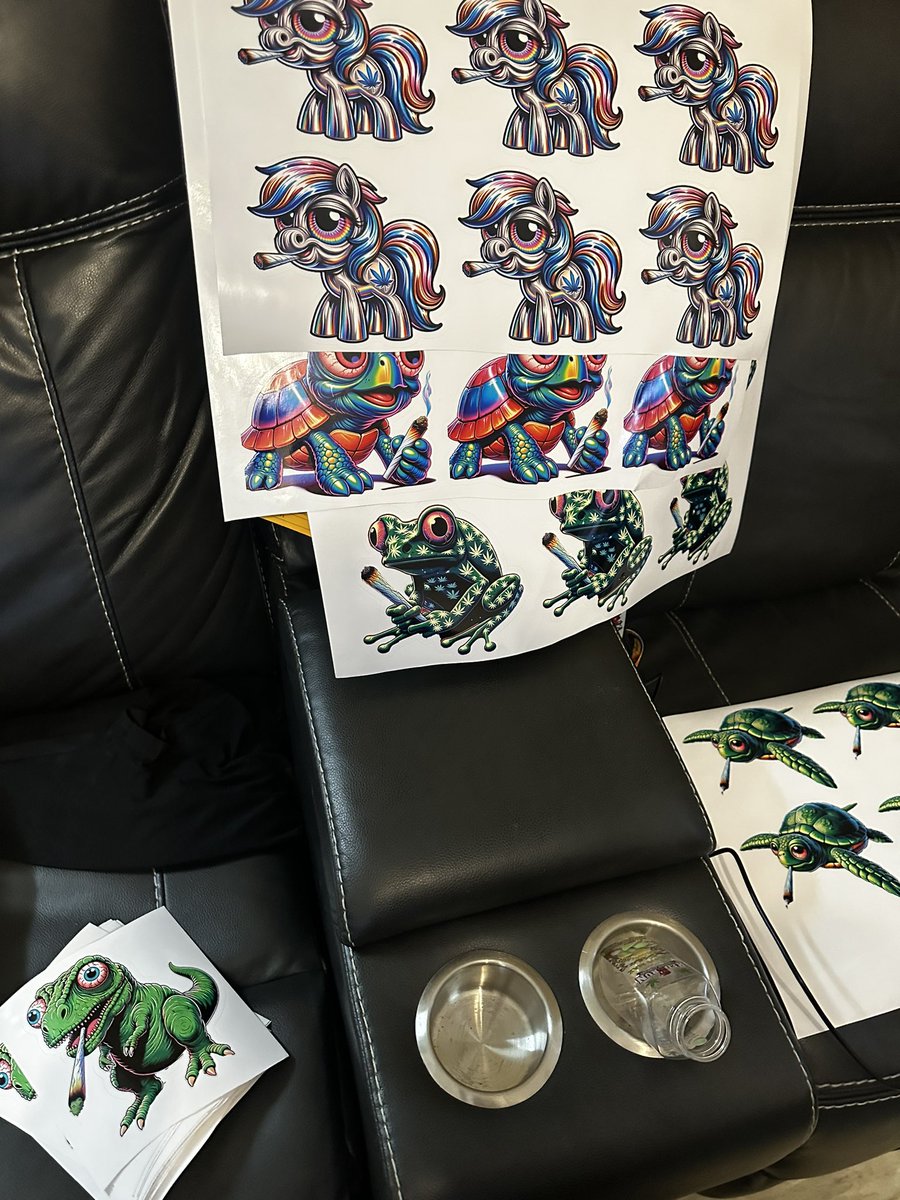 Who wants their nfts made into vinyl decals? Need a <a href="/SketchyBearsNFT/">Sketchy Bears</a> wrap for your snowboard? I got you homies 🙌🏻