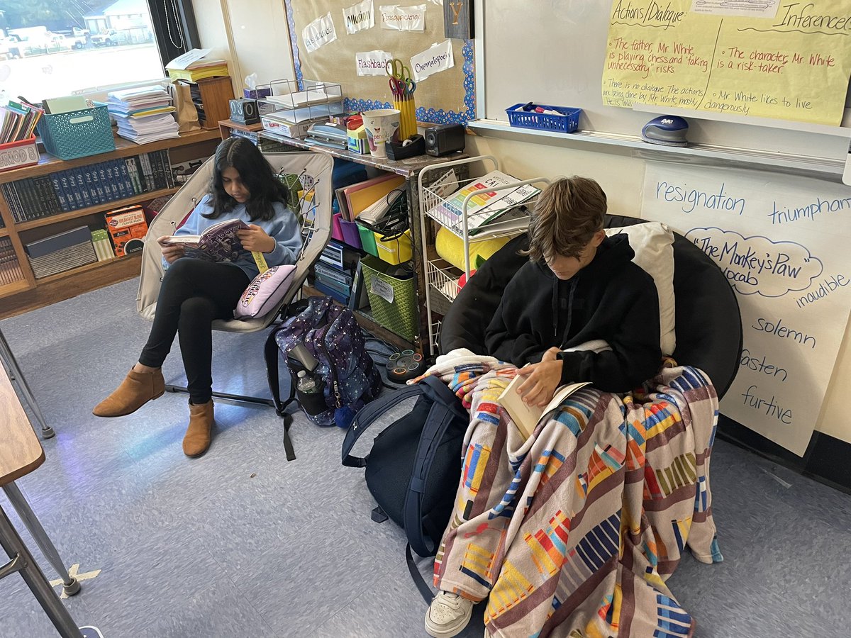 SyrettTara's tweet photo. Free-read Friday included blankets and pillows and comfy chairs this week! ❤️📚@wELLcometoENL Our crew is so great! #weareBethpage https://t.co/7m7uKYU38f