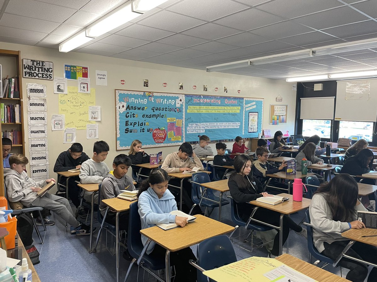 Free-read Friday included blankets and pillows and comfy chairs this week! ❤️📚<a href="/wELLcometoENL/">Ms. Catterson</a> Our crew is so great! #weareBethpage