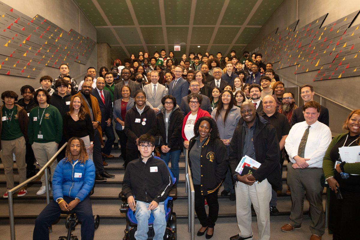 ChiPubSchools's tweet photo. Big opportunity for CPS students! @ChiCityColleges @illinoistech & @ChiPubSchools are partnering for “Runway 606”, an integrated program that enables students to finish their junior and senior high school years with an associate degree & earn a B.S. & M.S. in 6 years. https://t.co/xaBFaRC73t