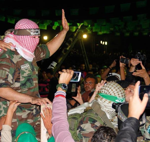 Gazam72's tweet image. أبو عبيدة الان من وسط غزة يلتقي عدد من المواطنين ويحثهم على الصبر والصمود وأكد لهم بأن المقاومة هي الآن في ميادين القتال تأخذ بثأر الجميع وتقتل أعداد كبيرة من جنود الإحتلال يوميا وان النصر قادم بإذن الله مسألة وقت وسنجعل جنود الإحتلال يزحفون  على بطونهم للخروج من غزة.🇵🇸