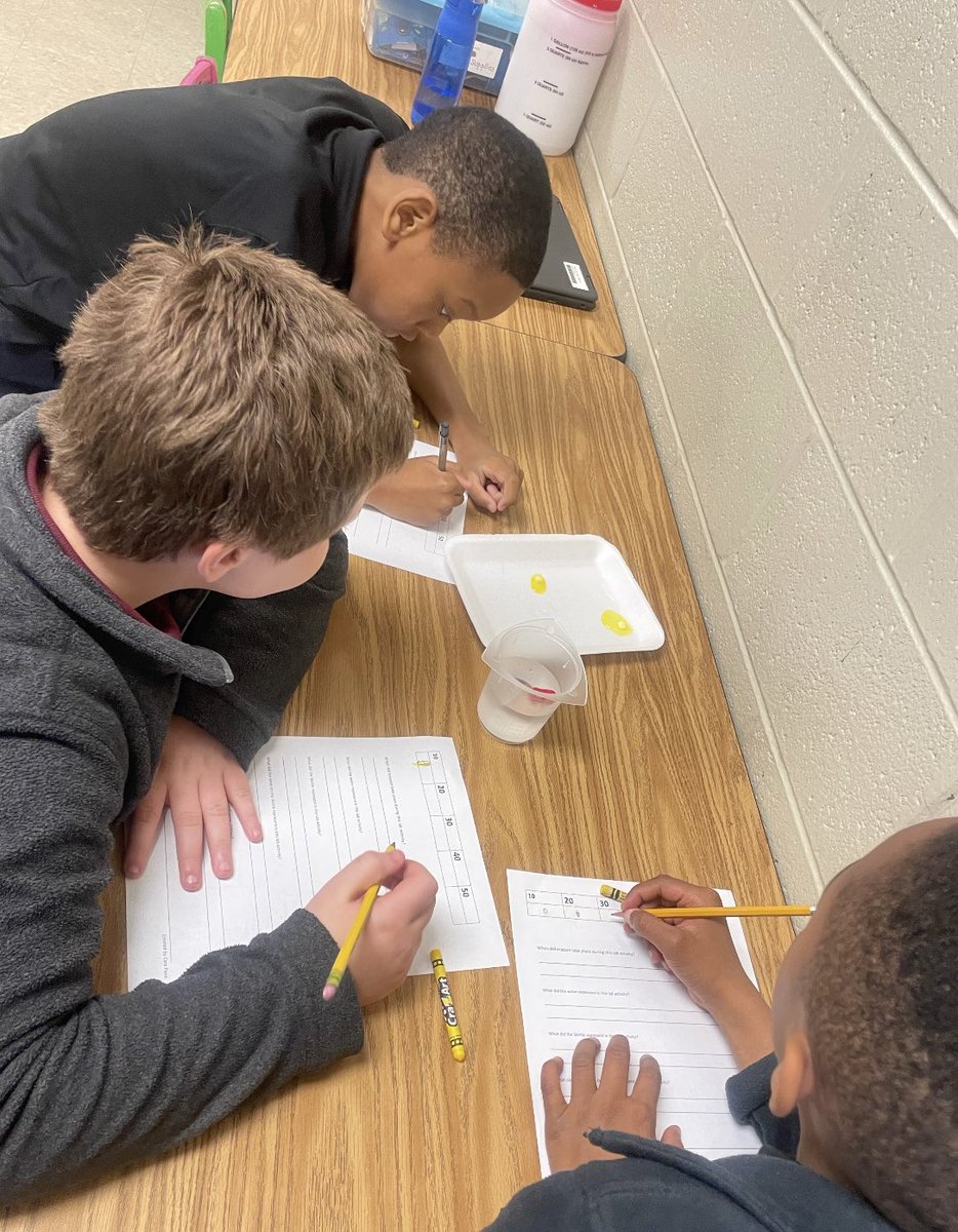 RoseHillRaiders's tweet image. Scholars in Ms. Pugh’s class enjoyed using skittles to learn about erosion. 
🏔️ 🪨 💦 #STEMpossible @TiffanyGreen08 @JMCSchools @JMCSSInnovation @suptking