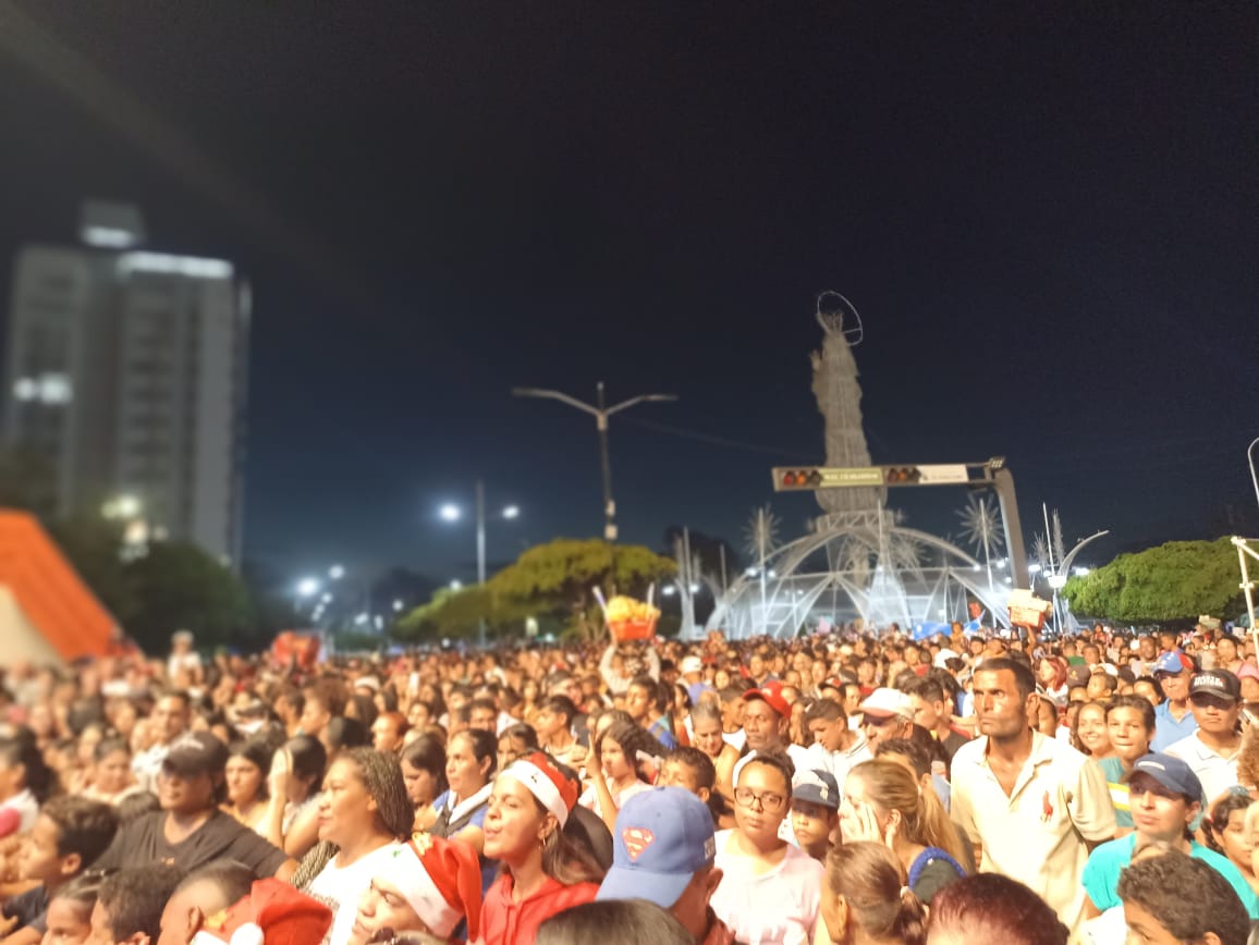7:00pm #AHORA #Zulia | Marabinos se concentran en la avenida El Milagro para presenciar el tradicional encendido de Bella Vista #3nov - vía <a href="/natalyaav/">Nataly Angulo</a> elpitazo.net