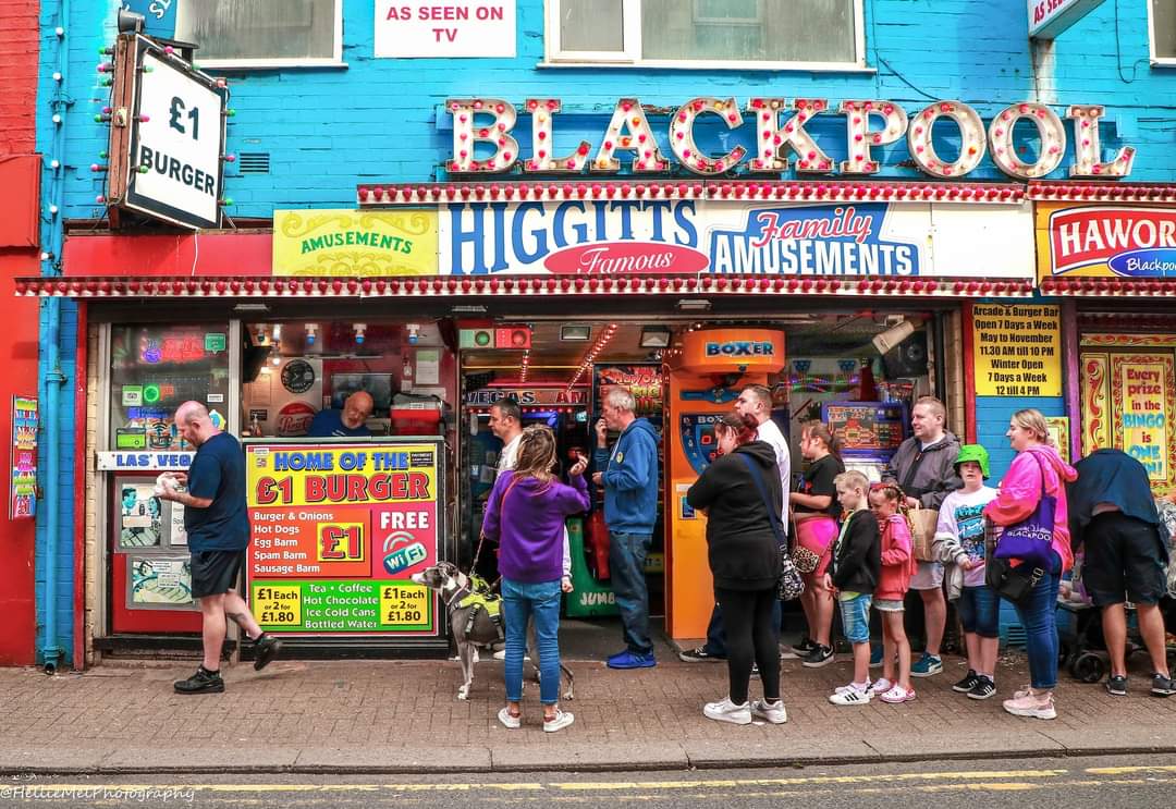 Higgitts ( £1 Burger Bar ) #streetphotography #streetshot #streetstyle #streetfood @HellieMel