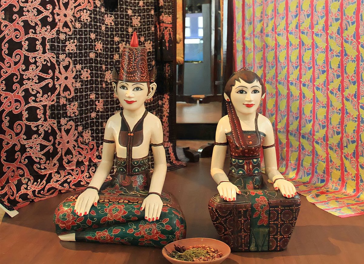 Ada yang sudah pernah liat patung yang berasal dari zaman Jawa kuno ini? Namun, Patung Loro Blonyo bukan hanya sebuah hiasan semata lho! Ada banyak sejarah dibalik patung pasangan ini yang pada akhirnya dibuat menjadi patung ikonik di rumah adat Jawa atau Joglo🌹 #PuspitaNagari