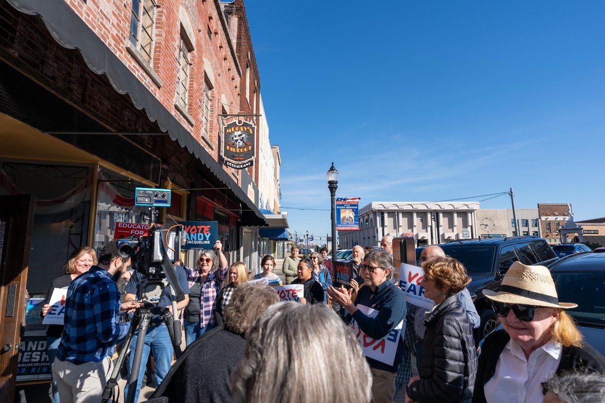 AndyBeshearKY's tweet photo. What a crowd today in Murray, spilling out of the office and onto the street! That’s exactly what it’s going to take to win big on November 7.
Almost there, Kentucky! https://t.co/K9Llf1sSLl