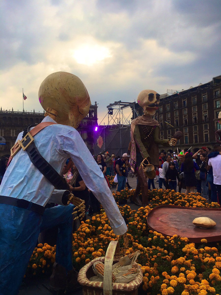 ErikaAraujoMX's tweet photo. Para quienes gusten de disfrutar de las tradiciones del #DiaDeMuertos, visiten las #MegaOfrendas en #ZócaloCapitalino una buena alternativa para gozar del #FinDeSemana. https://t.co/Iv8qFoN51t
