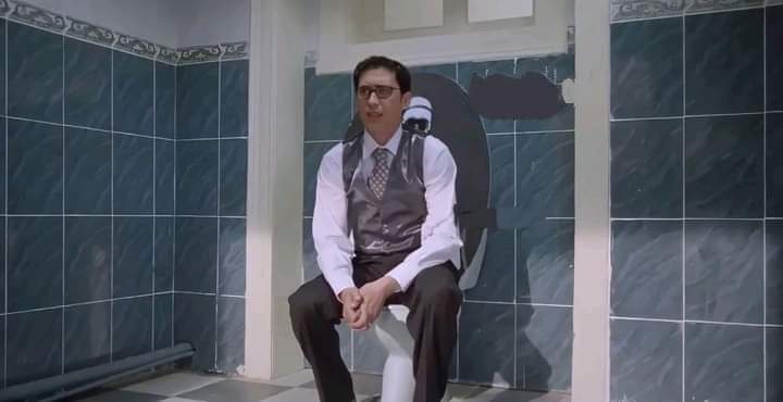 وأنا ف حمام الشغل بفكر أطلع اكمل شغل ولا أفضل مستخبي جوا .