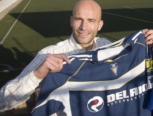 Albert Cámara (3) És va retirar el Badalona, jugador de l'equip durant (8t) participant de forma important en els grans èxits aconseguits. En la seva retirada dels terrenys de joc, va rebre un merescut homenatge amb un partit entre el Badalona i la Selecció Catalana Amateur.