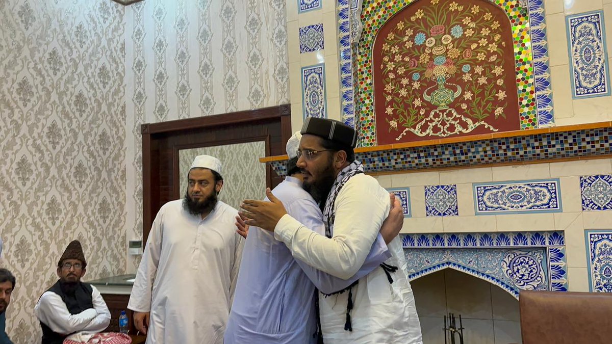 moavia_official's tweet photo. تلمبہ ، مولانا طارق جمیل صاحب کے بیٹے عاصم جمیل کی وفات پر ان کے بڑے بیٹے مولانا یوسف جمیل سے اظہار تعزیت
#tariqjameel #NA109 #PP127 #PP126 #Jhang https://t.co/fyRWDP6oWz
