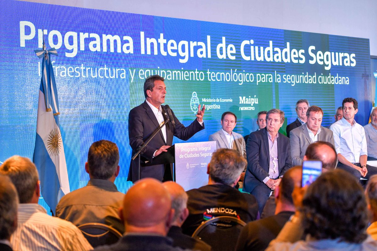 SergioMassa's tweet photo. La mejor forma de enfrentar la inseguridad es invertir en prevención. Quiero que los argentinos vivan sin miedo.

En Mendoza también presentamos el “Programa Integral de Ciudades Seguras”, destinado principalmente a municipios con más de 50 mil habitantes que requieran fortalecer sus estrategias locales de seguridad, con mejoras en la infraestructura y la tecnología.

Planteamos que hay 140 ciudades en las que tenemos que poner en marcha un sistema de monitoreo inteligente: usando satélites, cámaras de seguridad, fibra óptica, móviles, y más, con una inversión de 40 mil millones de pesos, desde el Estado nacional hacia esas ciudades.
