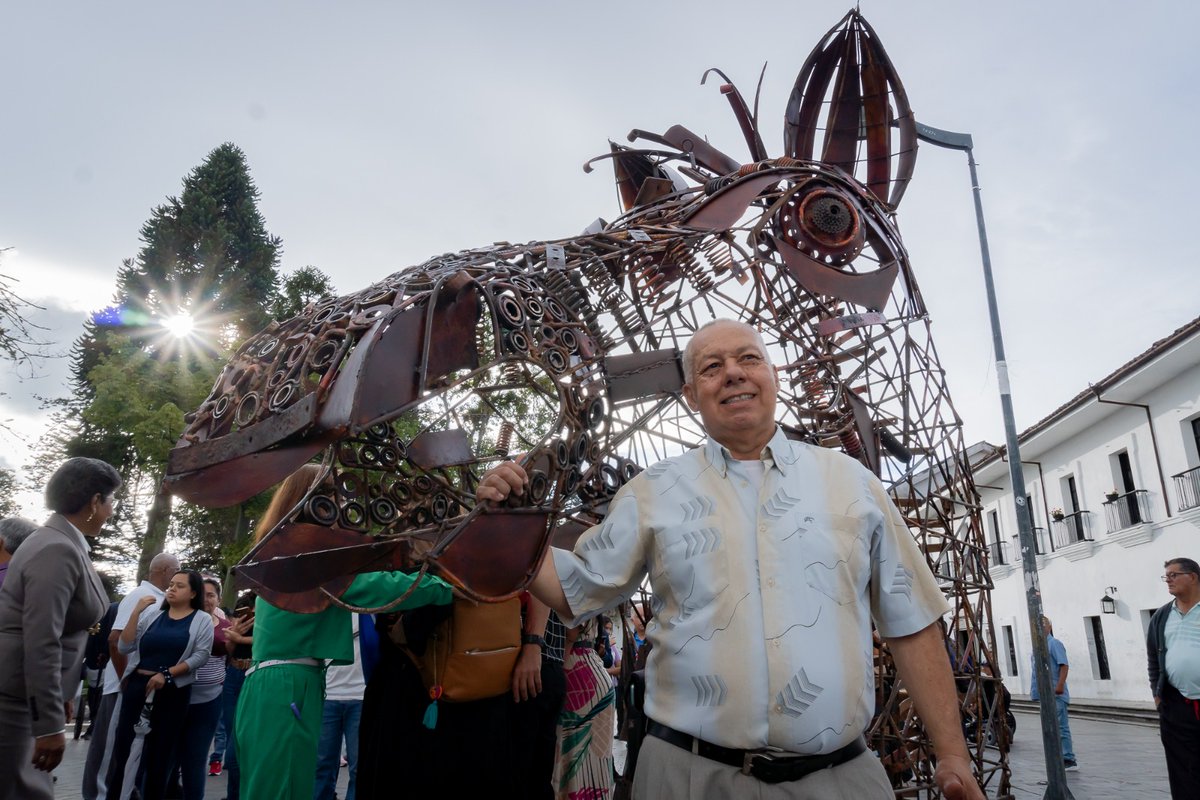 jclopezcastri's tweet photo. ¡El arte es esperanza! 🐴 "Libre" es un homenaje a los caballos carretilleros jubilados.

Popayán recibió esta escultura realizada con material reciclado de las carretillas que fueron entregadas en la primera jornada de sustitución de los  Vehículos de Tracción Animal VTA. https://t.co/7JFVTN8TdA