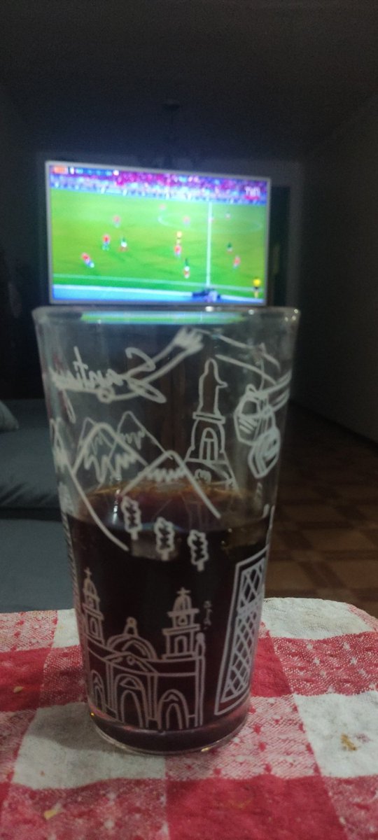Ravello39's tweet photo. Viendo a la #LaRojaFemenina con su piscola https://t.co/NOCxCWtTFw