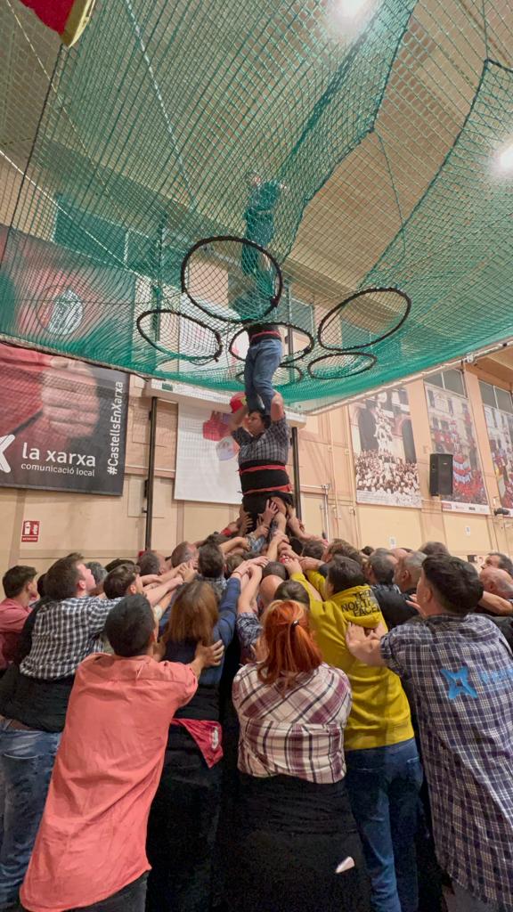 fermiin_JR's tweet photo. S'esmola en la fosca. 
#castellers #TICTAC https://t.co/EwBLtc4Gxt