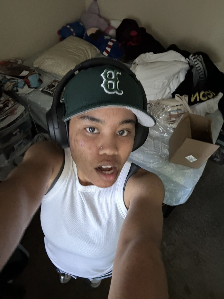 protostarko's tweet image. new hat ft my messy bed #swag #tumblr #wheredahoesat