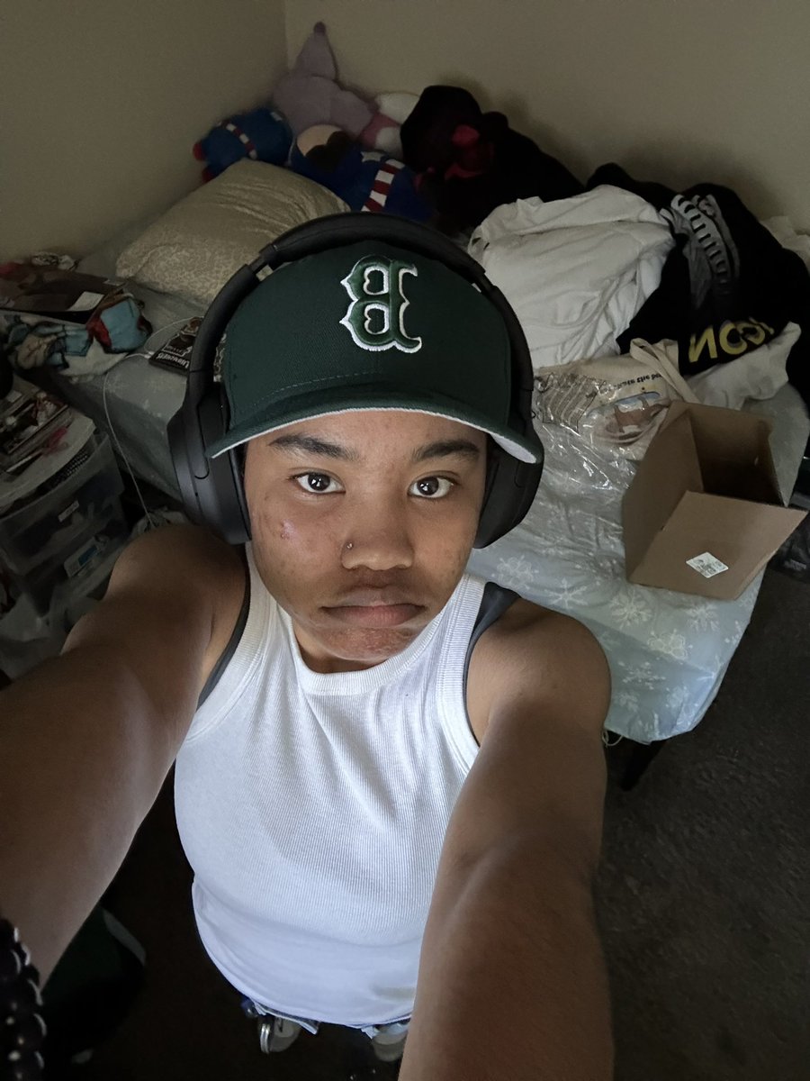 protostarko's tweet image. new hat ft my messy bed #swag #tumblr #wheredahoesat